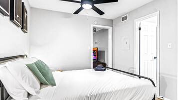 1 slaapkamer, een strijkplank/strijkijzer, wifi, beddengoed