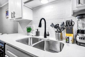 Fridge, microwave, oven, stovetop - Elegant 1BR Haven - 10 Min to Downtown Austin (Austin)