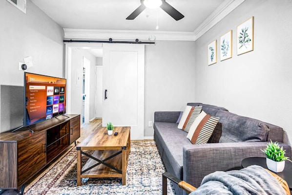 TV - Elegant 1BR Haven - 10 Min to Downtown Austin (Austin)
