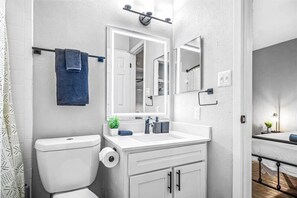 Free toiletries, hair dryer - Elegant 1BR Haven - 10 Min to Downtown Austin (Austin)
