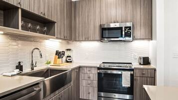 Een koelkast, een magnetron, een oven, een kookplaat