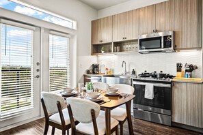 Fridge, microwave, oven, stovetop - Luxurious New Unit|1Bd1Ba|Pool, Golf Sim (Austin)