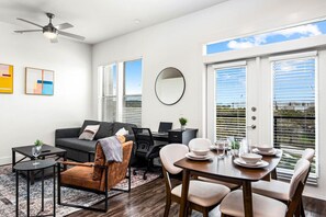 TV - Luxurious New Unit|1Bd1Ba|Pool, Golf Sim (Austin)