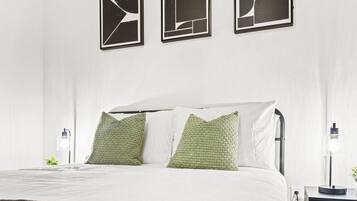 1 slaapkamer, een bureau, een strijkplank/strijkijzer, wifi