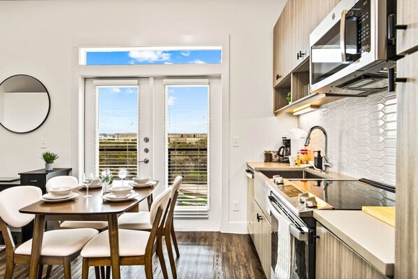 Réfrigérateur, four à micro-ondes, un four, surface de cuisson