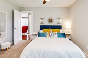 3 bedrooms, desk, iron/ironing board, internet - Charming home with hot tub, central AC, W/D, patio, and Views (Fairview)