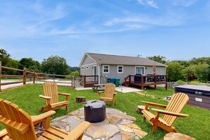 Terrace/patio - Charming home with hot tub, central AC, W/D, patio, and Views (Fairview)