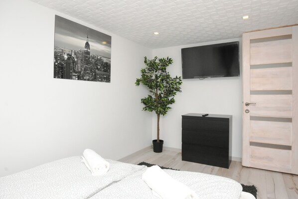 2 bedrooms, iron/ironing board, WiFi, bed sheets