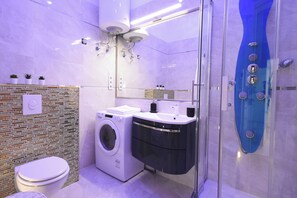 Secadora de cabello, toallas, jabón, papel de baño 