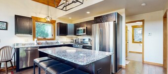 Mountain getaway close to ponds, hiking & skiing perfect for outdoor enthusiasts