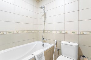 Hair dryer, towels, soap - Art Deco Studio with a Pool, Gym, Children's Playground (Dubai)