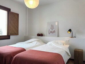 3 bedrooms, iron/ironing board, WiFi, bed sheets - VILLA LOS PALMITOS (Agua Amarga)