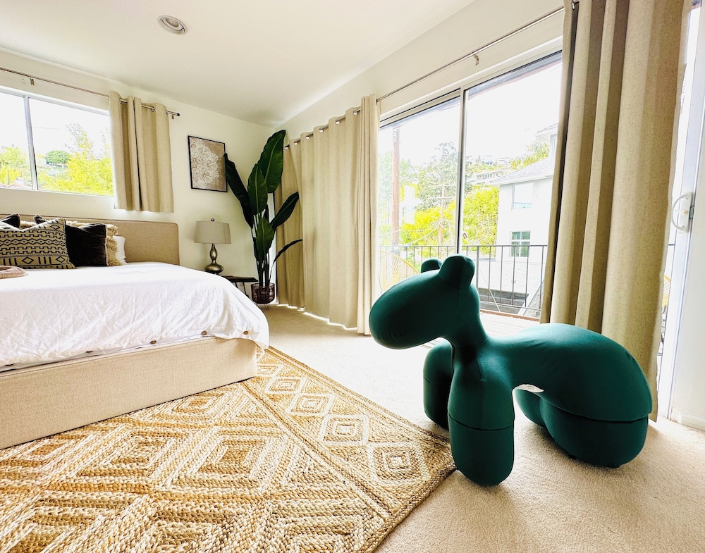 Stylish Mid Century Home In Hollywood Hills - Beverly Hills, CA