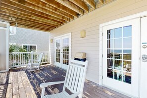 Terrace/patio - Coastal condo with ocean views, beach access, jetted tub, pool & hot tub (North Myrtle Beach)