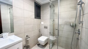 Haartrockner, Handtücher, Seife, Toilettenpapier