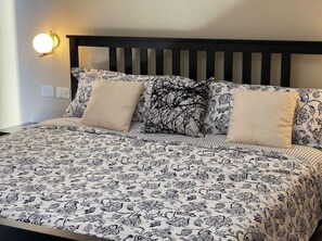 2 bedrooms, iron/ironing board, WiFi, bed sheets