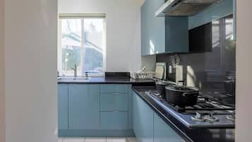 Coffee/tea maker, fridge, microwave, oven