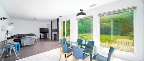 Smart TV, fireplace