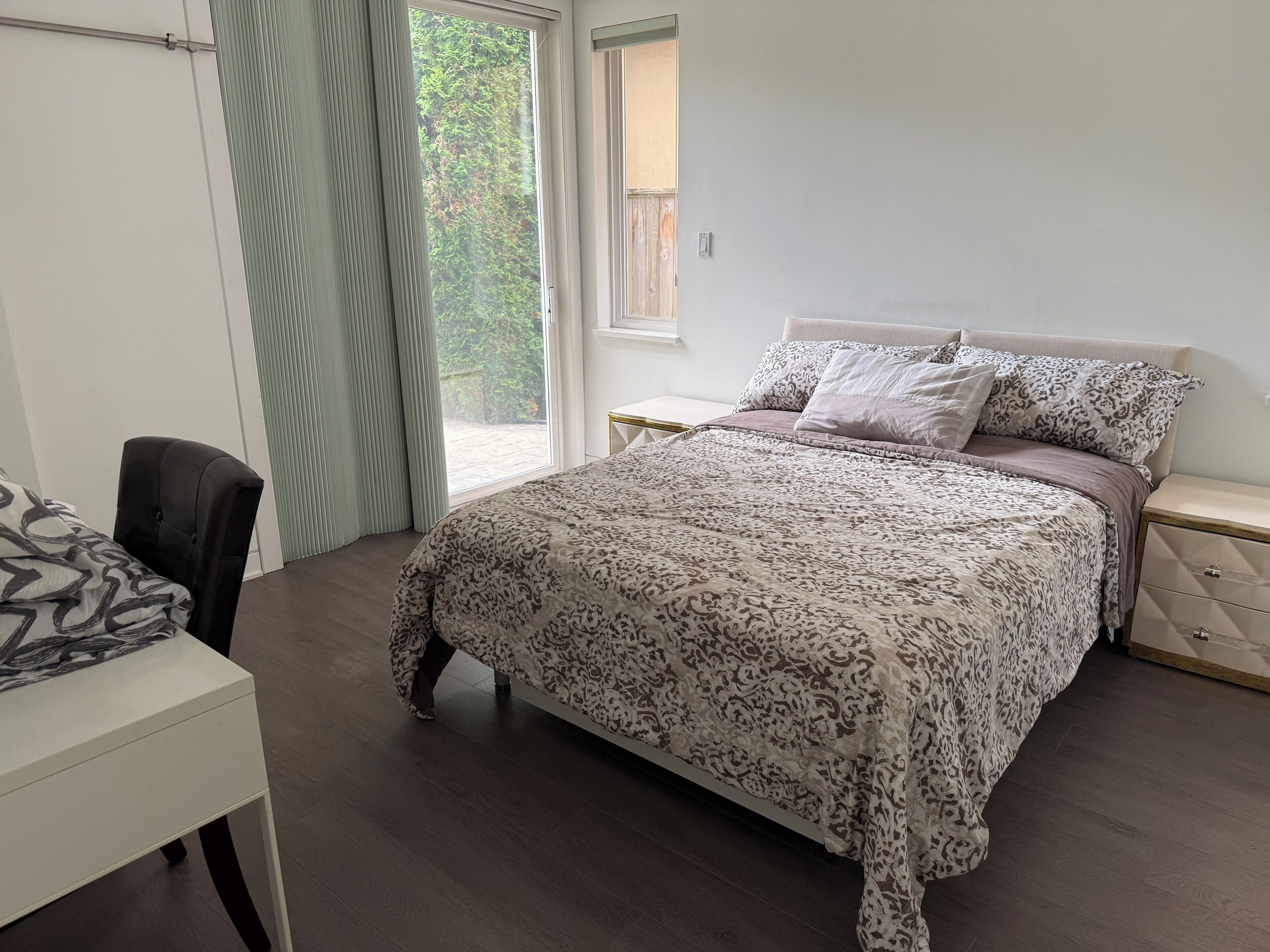 6 bedrooms, desk, iron/ironing board, WiFi (free)