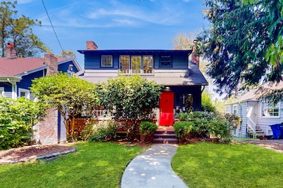 Quiet city escape with patio in MontLake-Capitol Hill close to parks, shops