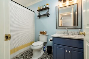 Secadora de cabello, toallas, shampoo, papel de baño 