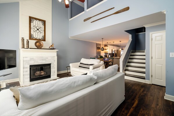 Living area - Fabulous 3BR Townhome with Cozy Backyard only 1.4 ml from Augusta National (Augusta)