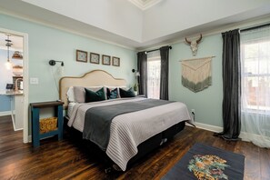 3 habitaciones, tabla de planchar con plancha, wifi y ropa de cama 