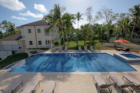 2 piscinas al aire libre, sillones reclinables de piscina