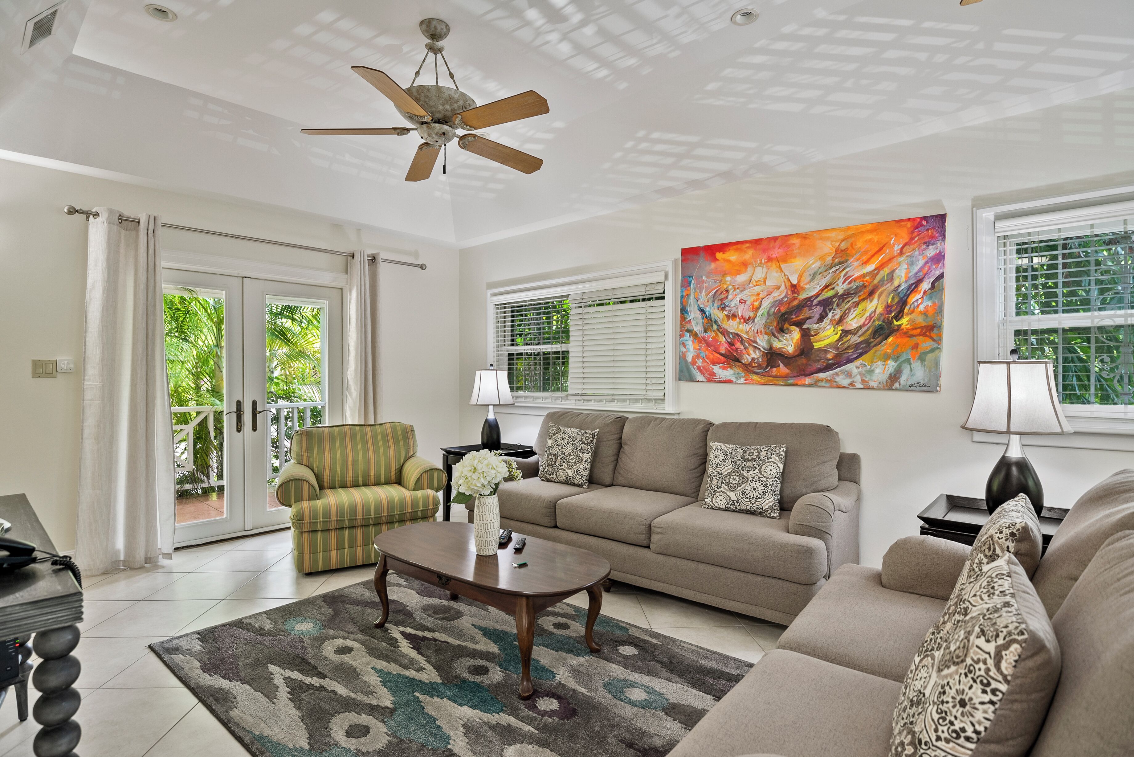 Three-Bedroom Villa | 起居區 | 電視