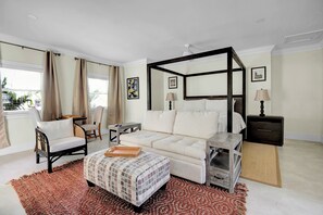 One-Bedroom Studio | Espacio para trabajar con un portátil y cortinas opacas