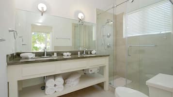 Two-Bedroom Villa | Bathroom | Hair dryer, towels, soap, shampoo