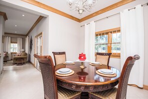 Three-Bedroom Villa | Comedor