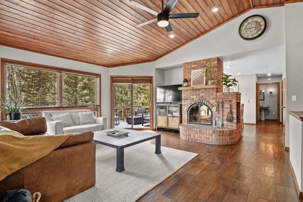 Smart TV, chimenea, libros y oficina