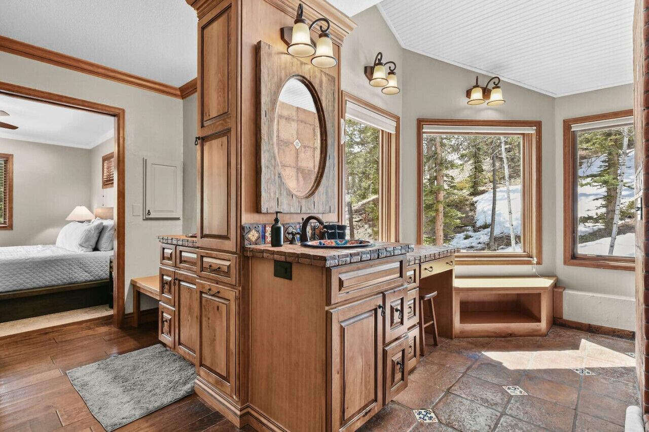 مكتب ومكواة/لوح كي وسرير سفر وواي فاي مجانًا