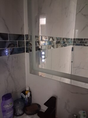 Handtücher, Seife, Toilettenpapier