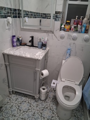 Serviettes fournies, savon, papier de toilette