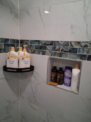 Serviettes fournies, savon, papier de toilette