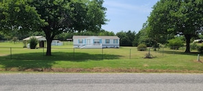 Property grounds - Cozy country home just outside the city! Enjoy a quiet getaway with the family. (Harrah)