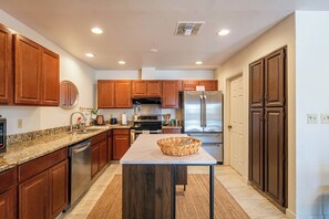 Fridge, microwave, oven, stovetop - Spacious Scottsdale Retreat with Pool, Putting Green and Elegant Desert Design (Scottsdale)