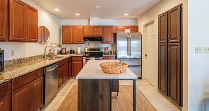 Cactus Breeze Hideaway: 2 Master Suites, Pool, Putting Green, and Games Galore