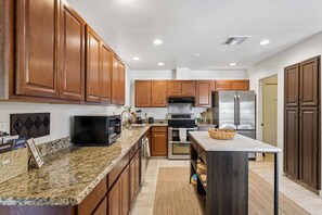 Fridge, microwave, oven, stovetop - Scottsdale Retreat w/Pool, Hot Tub & 2 Master Suites Near Old Town (Scottsdale)