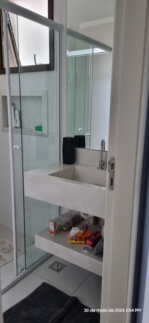 Een douche, een haardroger, zeep, toiletpapier