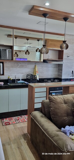 Mikrowelle, Ofen, Herdplatte, Wasserkocher mit Kaffee-/Teezubehör