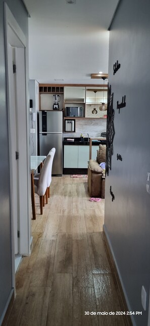 Mikrowelle, Ofen, Herdplatte, Wasserkocher mit Kaffee-/Teezubehör