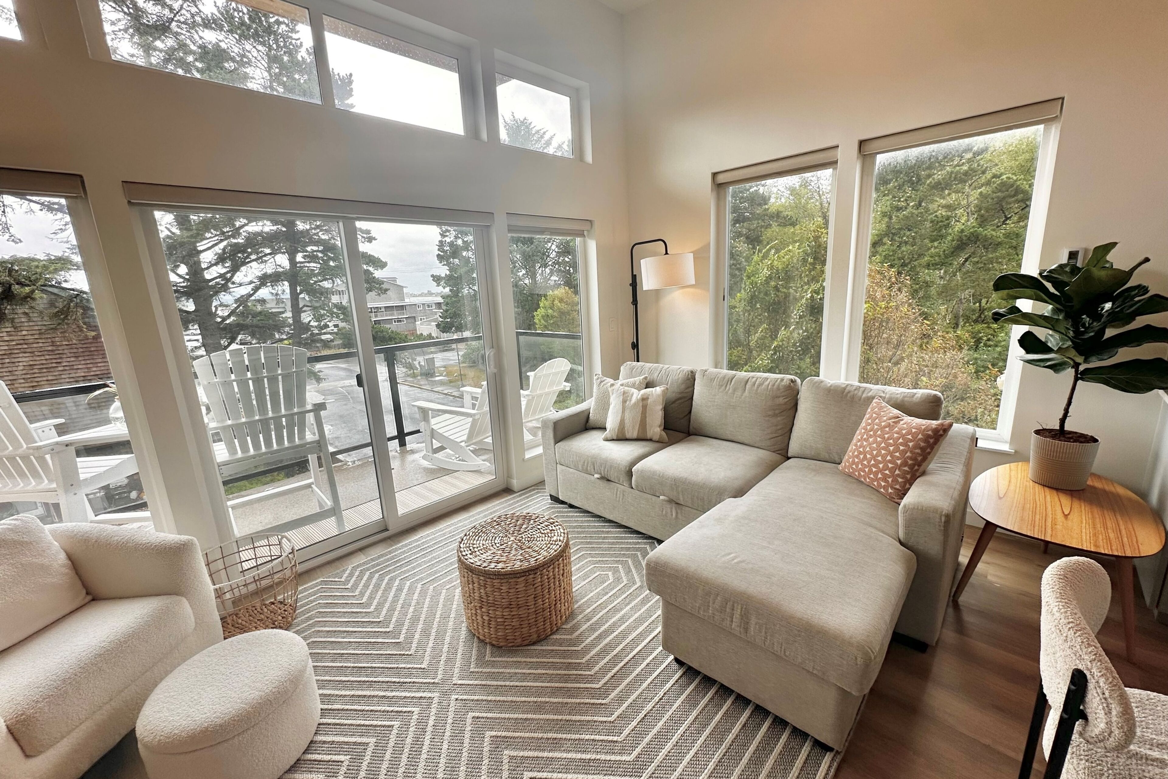 Bright, modern condo with balcony and WiFi, walking distance to ocean and town