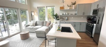 Bright, modern condo with balcony and WiFi, walking distance to ocean and town