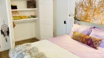 1 bedroom, desk, WiFi, bed sheets