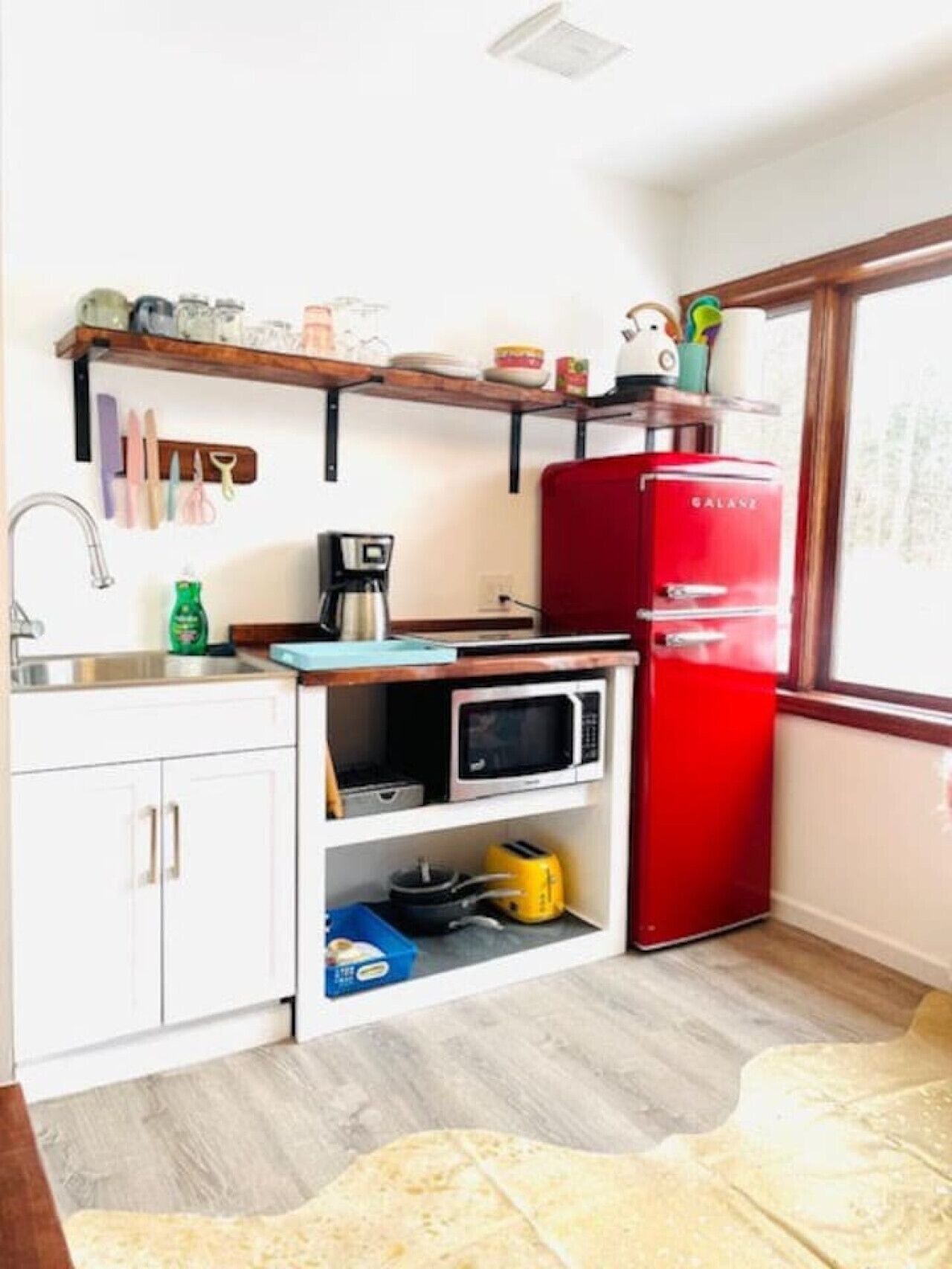 Fridge, microwave, oven, coffee/tea maker