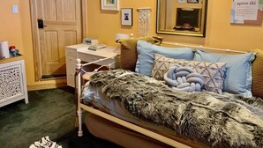 A bedroom with a bed, bedside table, and a wardrobe. - Catskill Cabin Apres Ski (Shandaken)