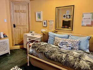 Interior - Catskill Cabin Apres Ski (Shandaken)